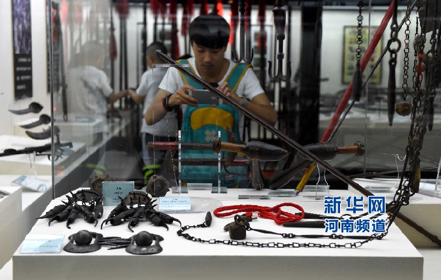 4月26日，參觀者在兵器展覽館內(nèi)拍攝展品。