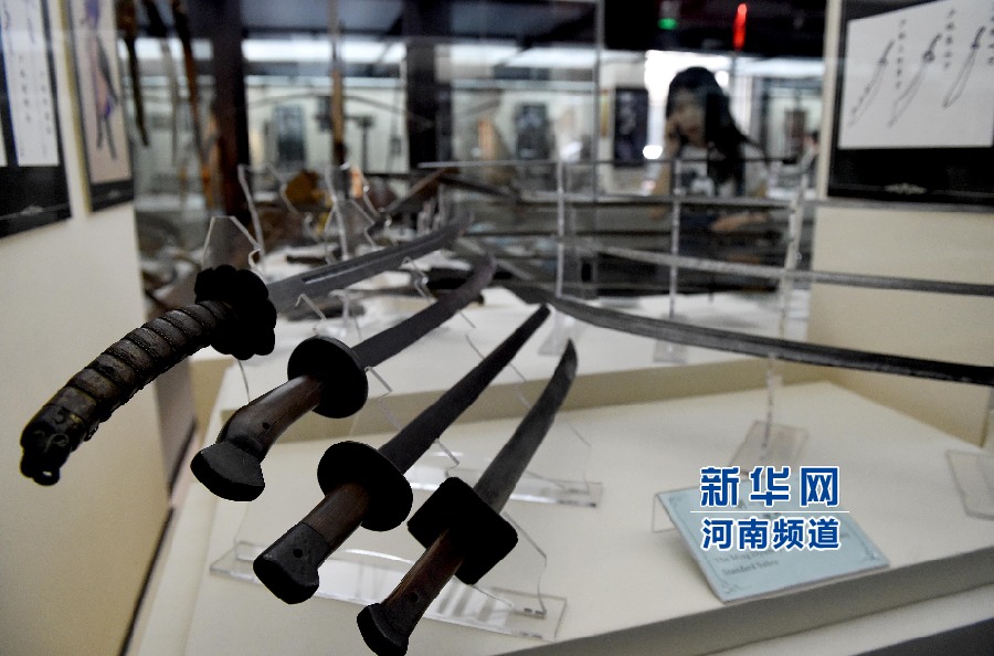 4月26日，參觀者在兵器展覽館內(nèi)參觀。