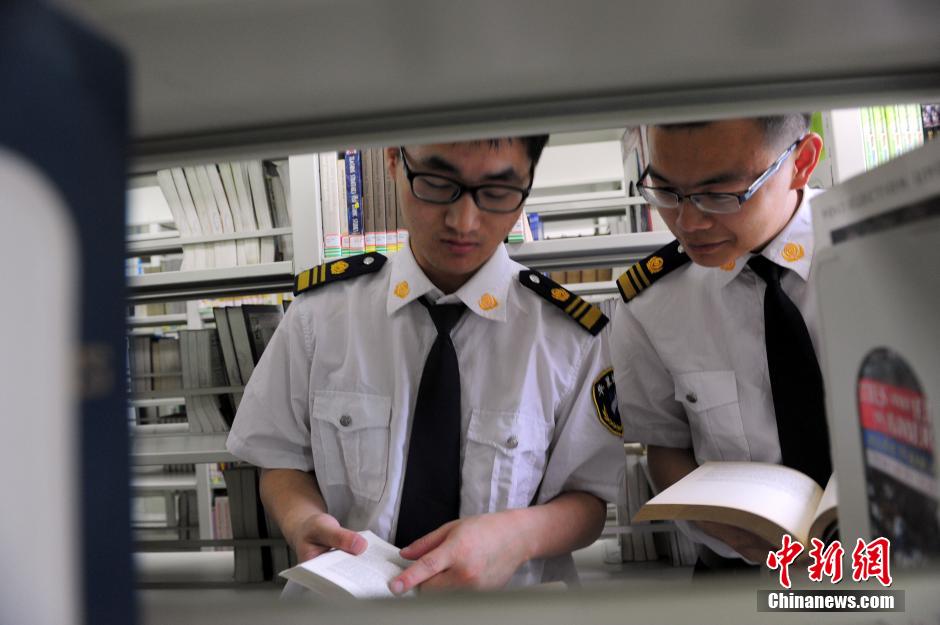 5月8日，武漢輕工大學(xué)圖書館保安吳濤與江力在圖書館交流學(xué)習(xí)。