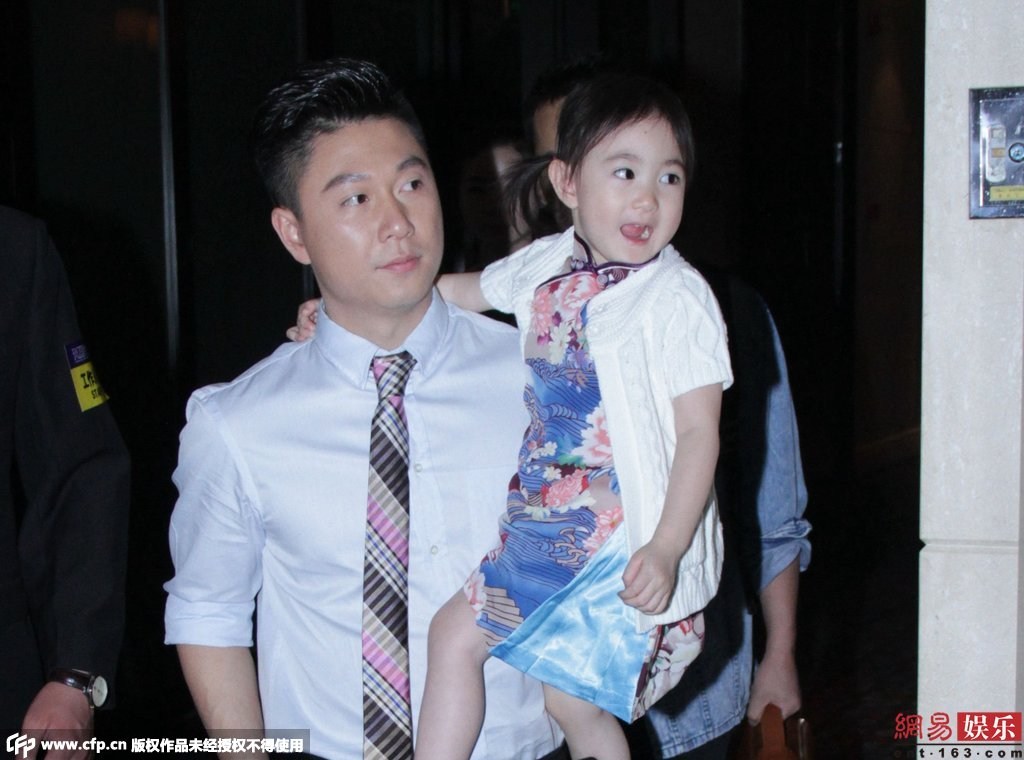 女兒奧莉身穿花旗袍配白色外套，還不停做表情賣萌搶鏡。