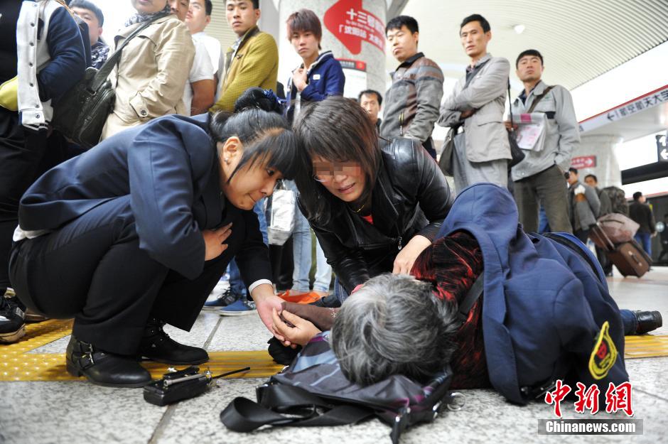 74歲老太地鐵站臺(tái)摔倒稱“有老保，不訛人”