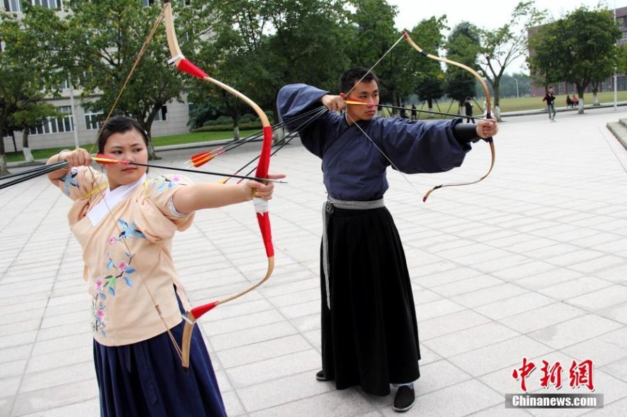 圖為課余練習(xí)射箭的“神雕俠侶”胡雅潔和胡默齋。