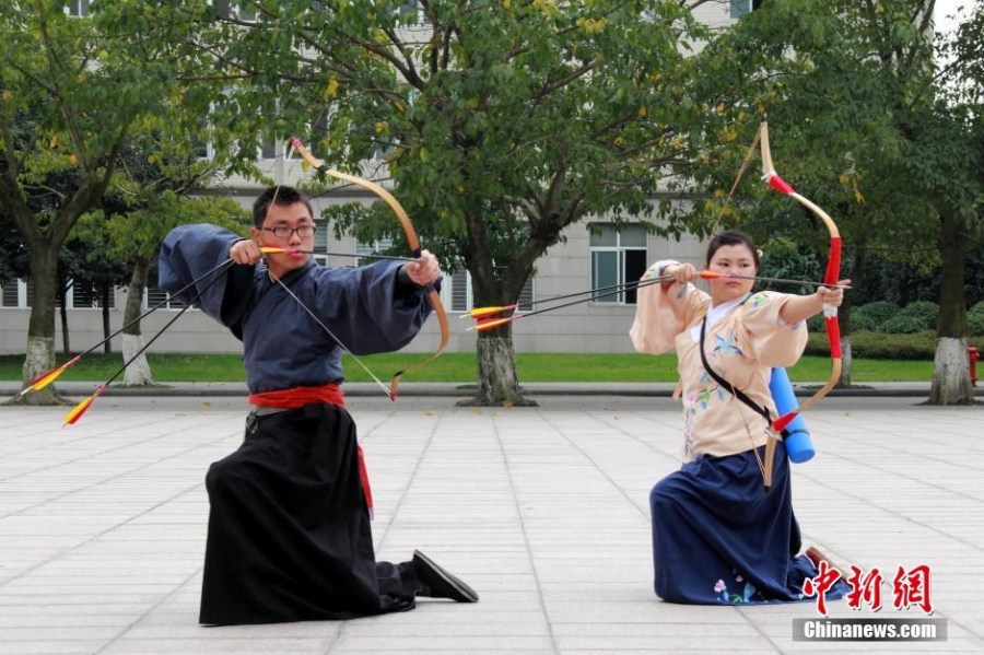 圖為課余練習(xí)射箭的“神雕俠侶”胡雅潔和胡默齋。