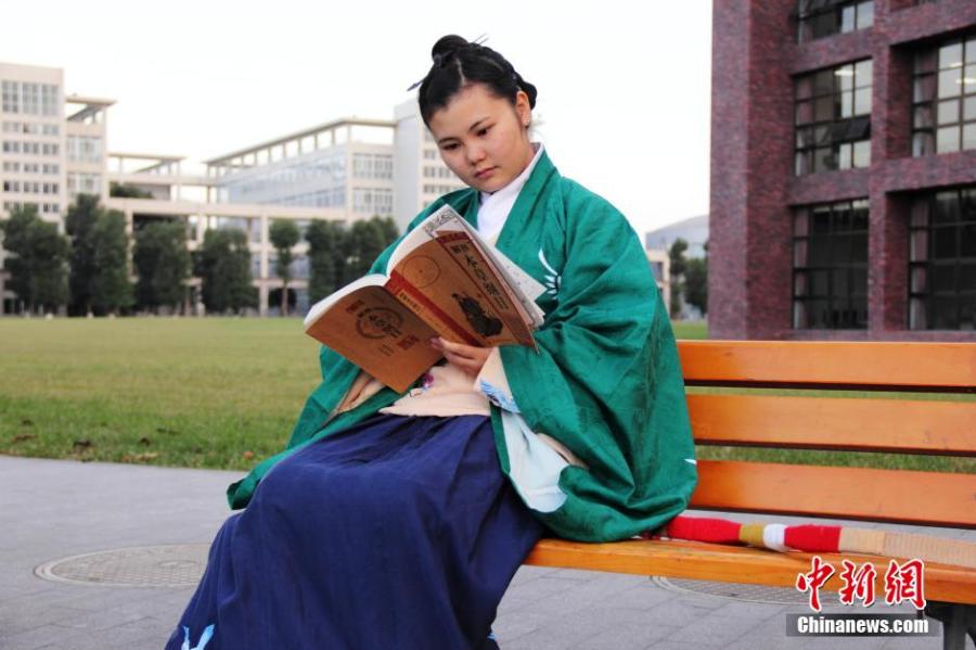 穿漢服在校園讀書的胡雅潔。