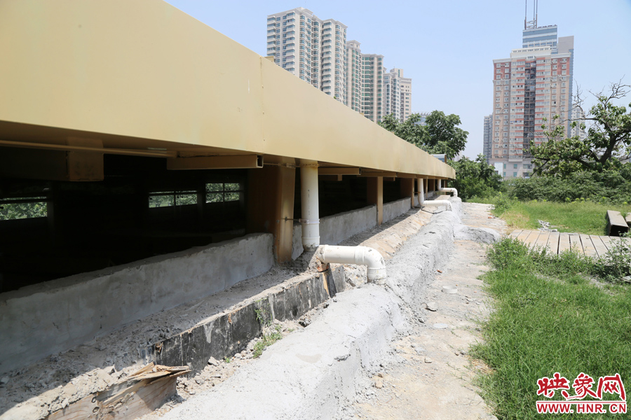 保護(hù)殼外部設(shè)計(jì)有排水系統(tǒng)。