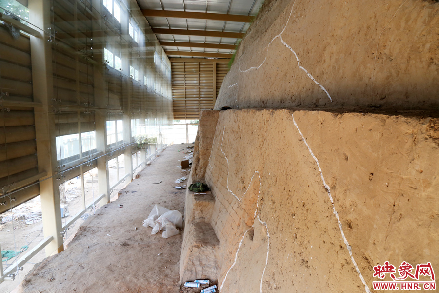 按照最初的設(shè)計(jì)，東側(cè)城墻內(nèi)規(guī)劃有一個(gè)1~2米寬的小展廳。