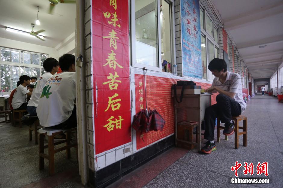 河南考生備戰(zhàn)高考 標(biāo)語(yǔ)口號(hào)貼滿教室