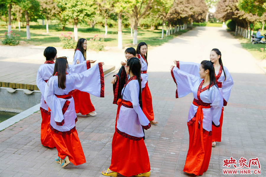 走遍校園的每個角落，只為你能盡可能將有關(guān)的記憶都帶走。