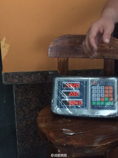 父子倆為大魚量體重。