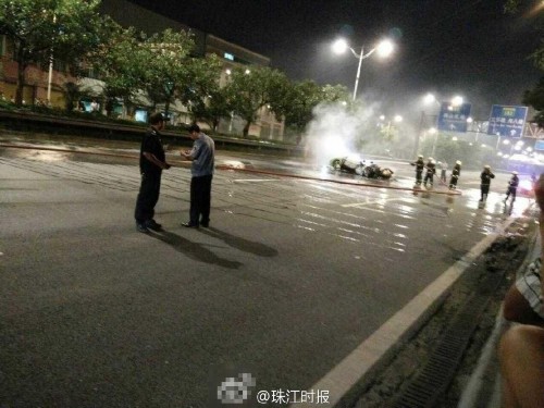 蘭博基尼跑車(chē)撞貨車(chē)燒成廢鐵 司機(jī)當(dāng)場(chǎng)死亡