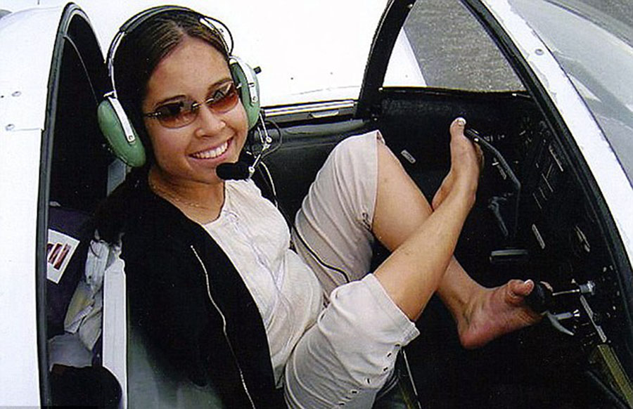 美國“勵(lì)志姐”天生無雙臂 用腳開飛機(jī)彈鋼琴