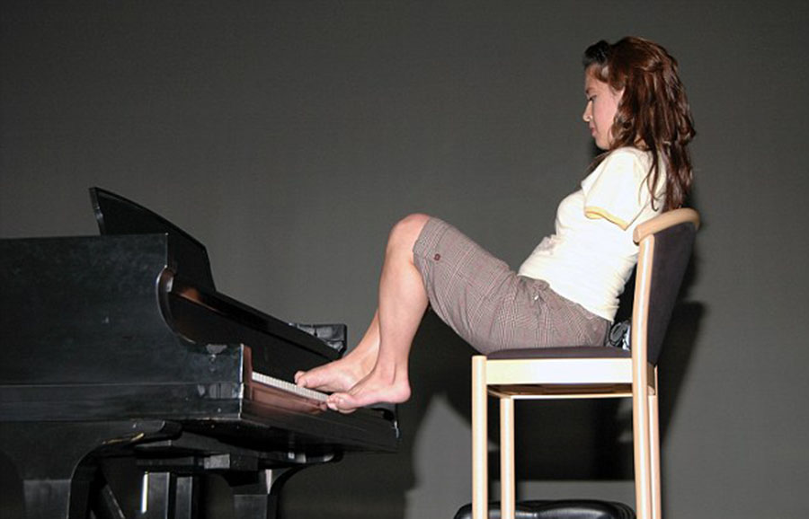 美國“勵(lì)志姐”天生無雙臂 用腳開飛機(jī)彈鋼琴