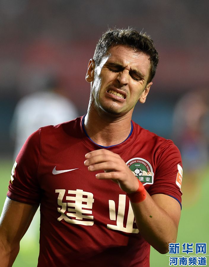 7月19日，河南建業(yè)隊(duì)球員伊沃錯(cuò)失破門機(jī)會(huì)。新華社記者李博攝