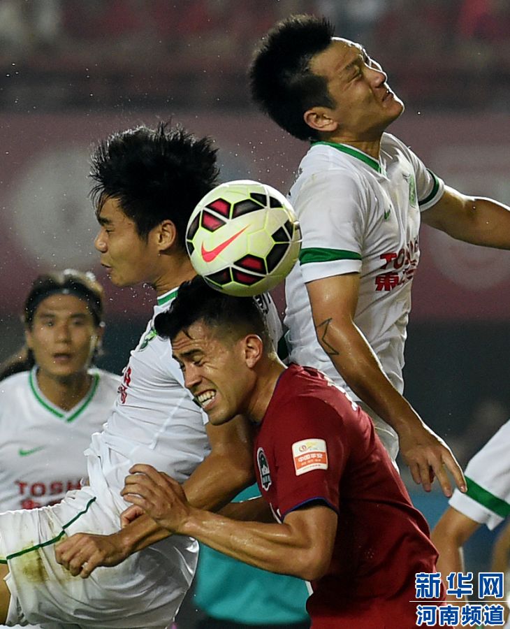 7月19日，河南建業(yè)隊(duì)球員哈維爾（右二）在比賽中與對(duì)手爭搶頭球。