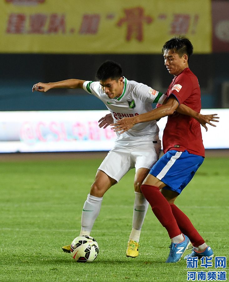 7月19日，杭州綠城隊(duì)球員黃希揚(yáng)（左）在比賽中控球。