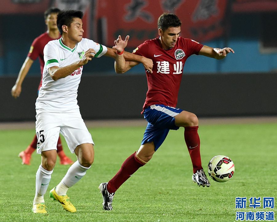 7月19日，河南建業(yè)隊(duì)球員伊沃（右）在比賽中帶球進(jìn)攻。
