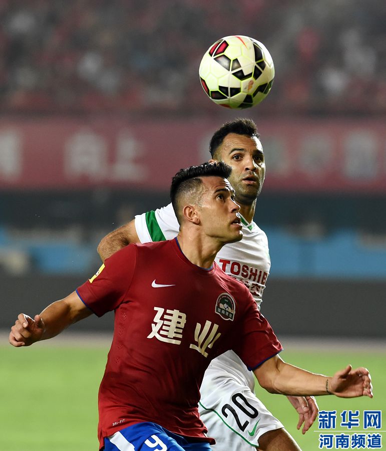 7月19日，河南建業(yè)隊(duì)球員哈維爾（前）在比賽中拼搶。