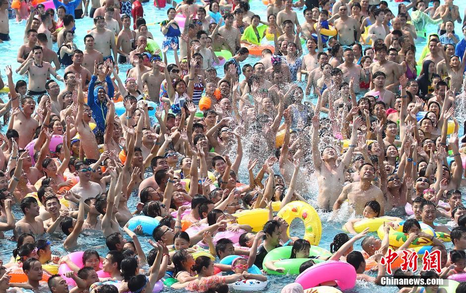 8月1日，民眾扎堆在南京湯山歡樂水魔方水上樂園戲水，享受“冰火兩重天”的涼爽和激情。連日來，中國大部分地區(qū)迎來高溫天氣。