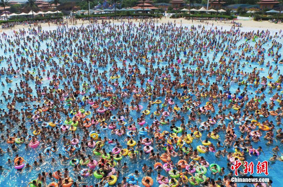 8月1日，民眾扎堆在南京湯山歡樂水魔方水上樂園戲水，享受“冰火兩重天”的涼爽和激情。連日來，中國大部分地區(qū)迎來高溫天氣。