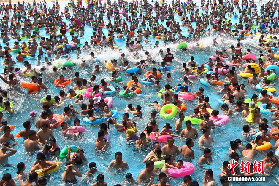 8月1日，民眾扎堆在南京湯山歡樂水魔方水上樂園戲水，享受“冰火兩重天”的涼爽和激情。連日來，中國大部分地區(qū)迎來高溫天氣。