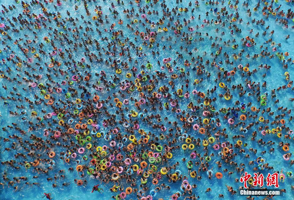 8月1日，民眾扎堆在南京湯山歡樂水魔方水上樂園戲水，享受“冰火兩重天”的涼爽和激情。連日來，中國大部分地區(qū)迎來高溫天氣。