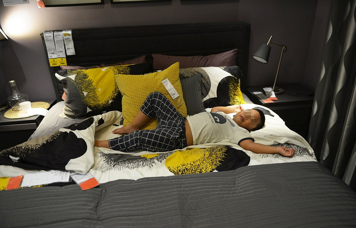 8月4日，杭州，“蹭涼族”在宜家杭州店的沙發(fā)或床鋪上休息。