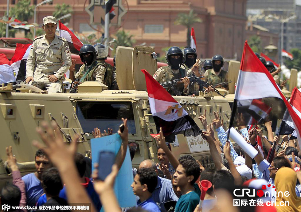 當(dāng)?shù)貢r(shí)間2015年8月6日，埃及開羅，民眾集會(huì)慶祝新蘇伊士運(yùn)河開通。圖片來源:CFP