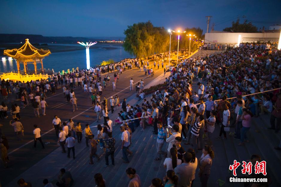 數(shù)萬民眾前來黃河邊觀看河燈。 張云 攝