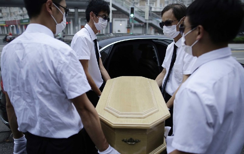 上海，花床、木棺、挽聯(lián)，在上海市閔行區(qū)一處私密的悼念室內(nèi)，一場(chǎng)小型追悼?jī)x式正在舉行。