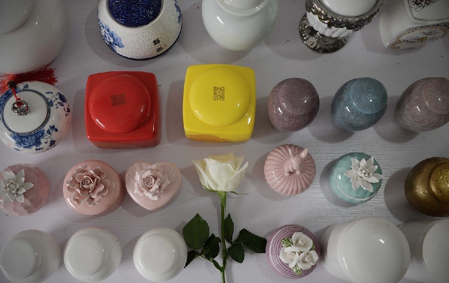 各種陶瓷罐是用來裝寵物骨灰的。