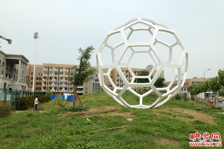 這是一座多邊形曲面藝術品，直徑約6米，剛剛建成，目前還沒有命名。