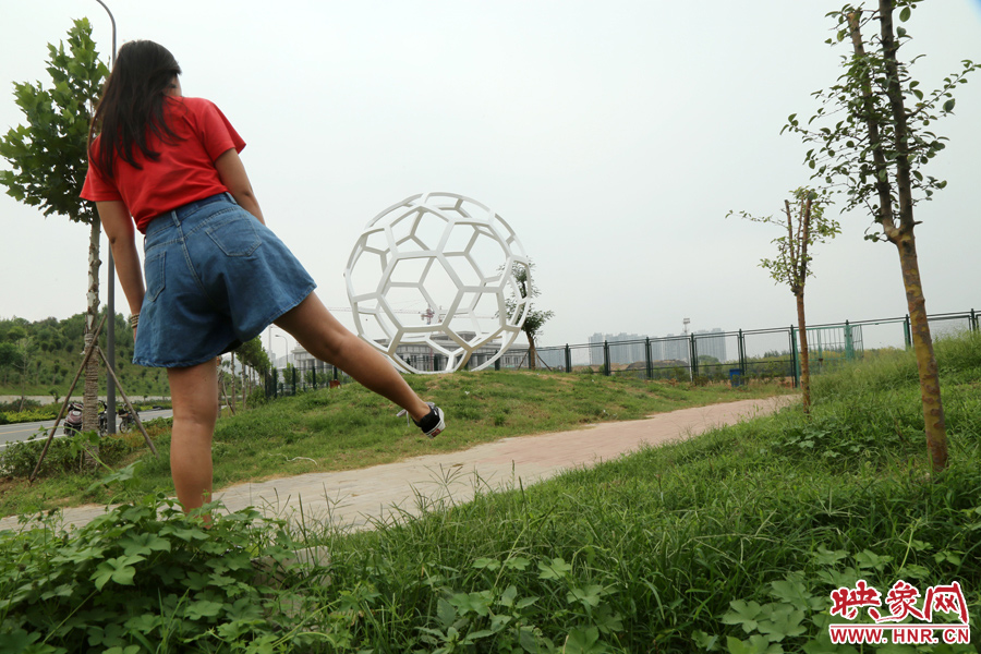 踢”足球“。