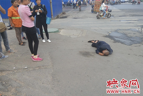 老人倒地后無人敢扶，過路市民拍照作證。