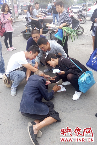 一些愛心市民在撥打了110和120后，上前給老人擦臉上的血跡。