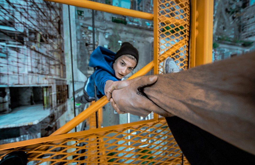 恐高癥慎入！俄羅斯小伙高空跑酷炫特技驚險萬分