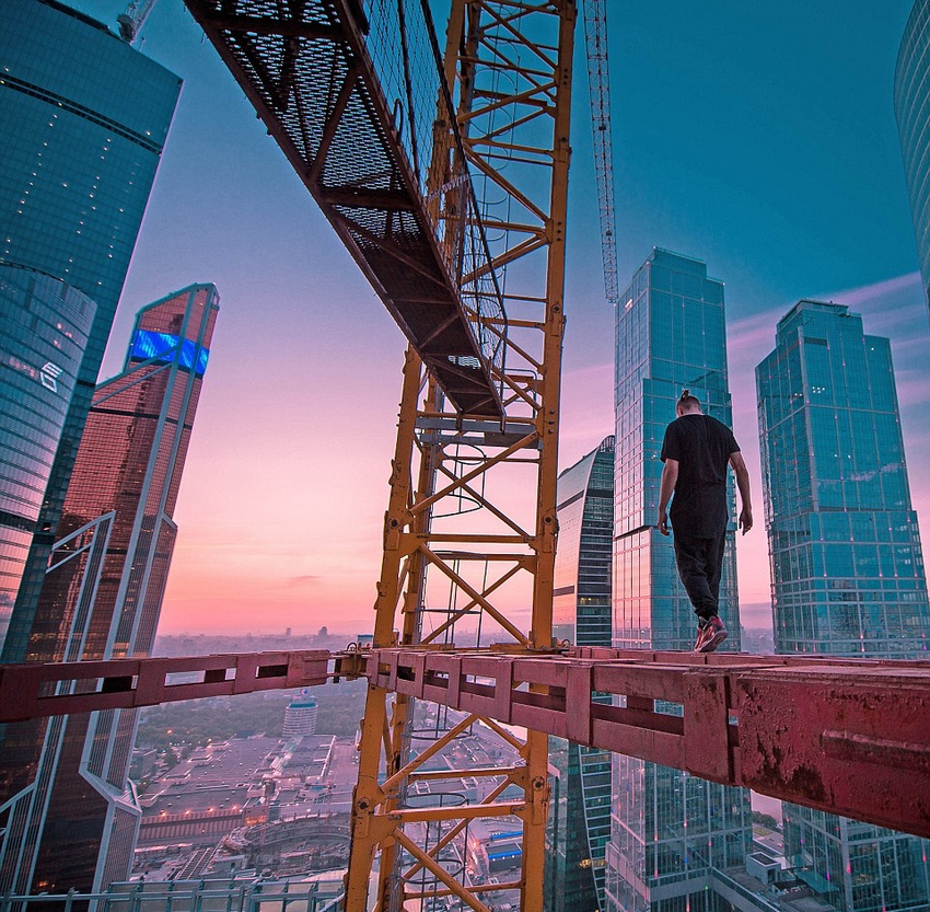 恐高癥慎入！俄羅斯小伙高空跑酷炫特技驚險萬分