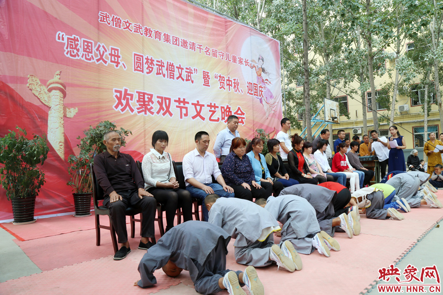 數(shù)百名少林武僧與家人團(tuán)聚 跪謝父母現(xiàn)場痛哭