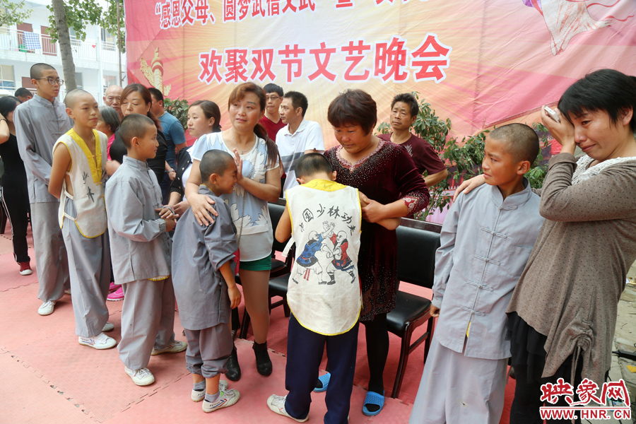 數(shù)百名少林武僧與家人團(tuán)聚 跪謝父母現(xiàn)場痛哭