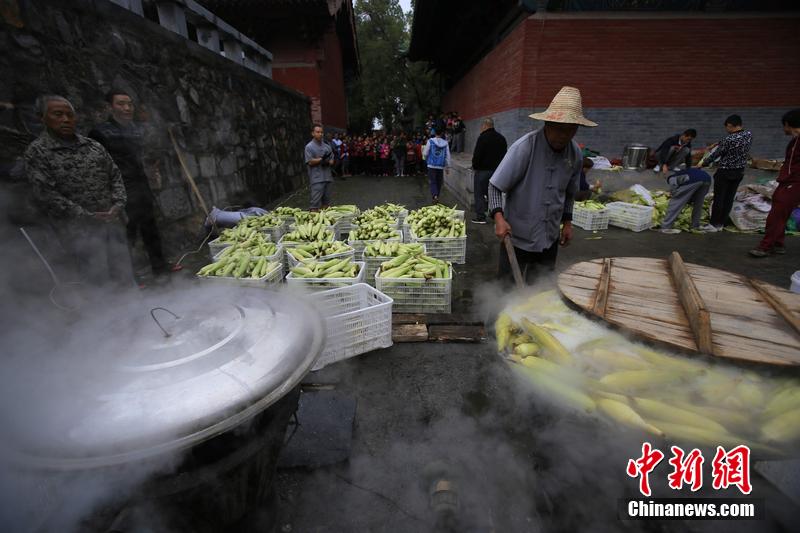 少林禪耕農(nóng)場(chǎng)迎來秋收 免費(fèi)煮玉米送游客