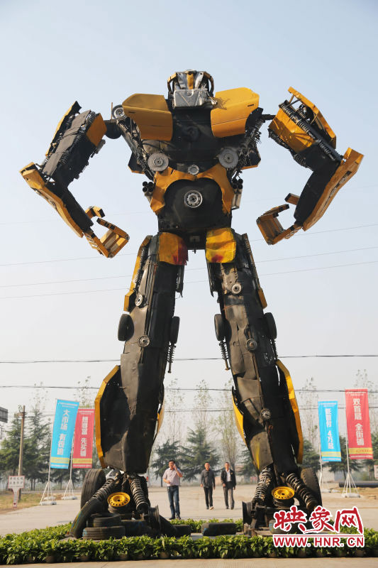 10月14日，一只高18米、寬8米的“變形金剛”矗立在河南省平頂山市寶豐縣一家企業(yè)門前。