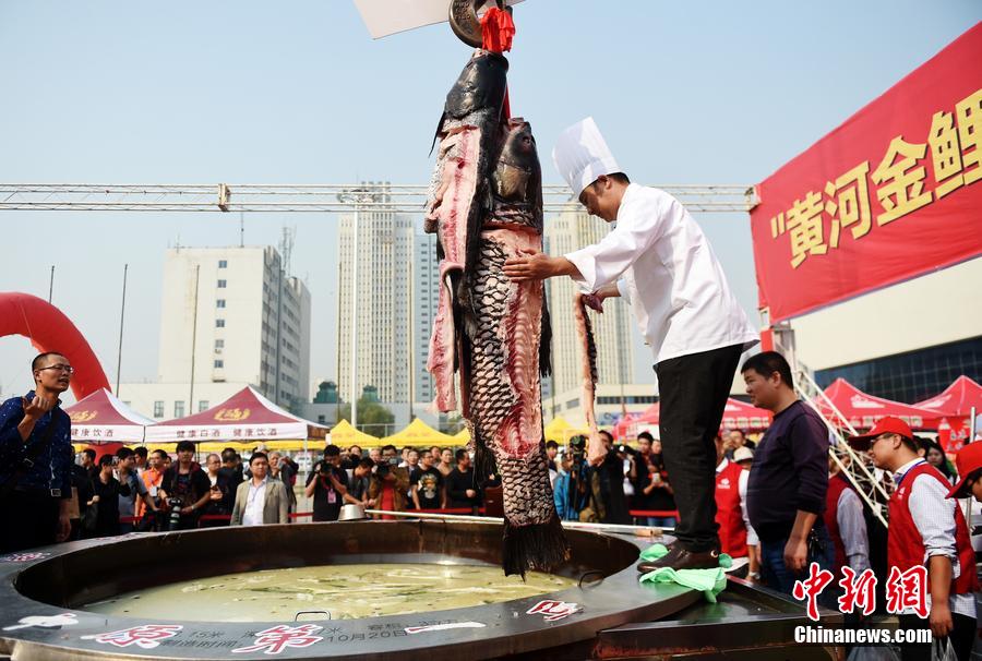 河南鄭州，一個(gè)直徑3.15米，深0.7米，可容納3噸高湯的“中原第一鍋”現(xiàn)場(chǎng)烹煮火鍋盛宴。