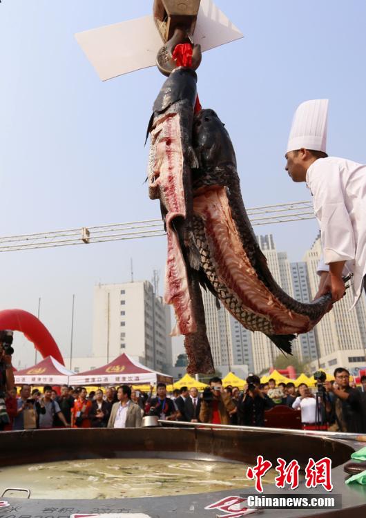 廚師對(duì)魚肉進(jìn)行處理。 圖片來源：CFP視覺中國