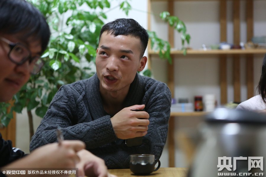 網(wǎng)絡(luò)紅人葉良辰現(xiàn)身浙江臺州，接受記者的專訪。