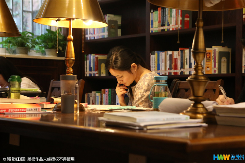 重慶大學(xué)改造翻新的“民國(guó)風(fēng)圖書館”走紅網(wǎng)絡(luò)，引得無(wú)數(shù)網(wǎng)友點(diǎn)贊