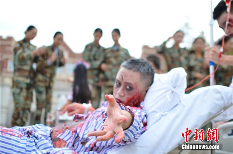 該校院長也參與其中，與學(xué)生共同嗨翻校園。 何浠 攝