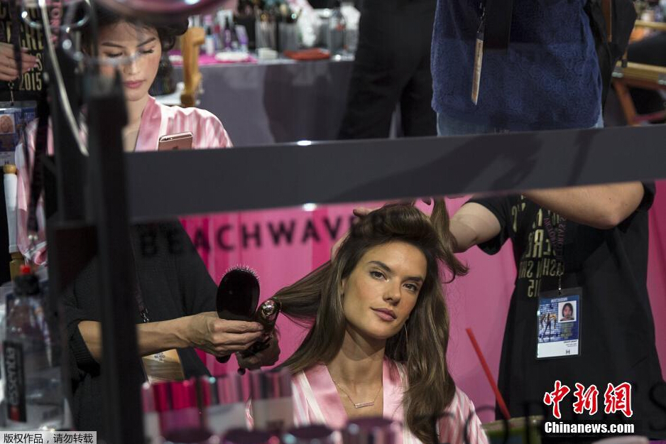 當(dāng)?shù)貢r間11月10日，2015維多利亞的秘密年度內(nèi)衣秀在紐約上演，模特在后臺緊張地準備中。