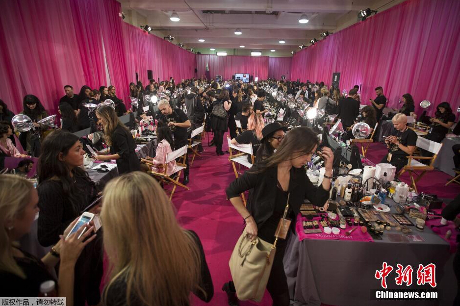 當(dāng)?shù)貢r間11月10日，2015維多利亞的秘密年度內(nèi)衣秀在紐約上演，模特在后臺緊張地準備中。