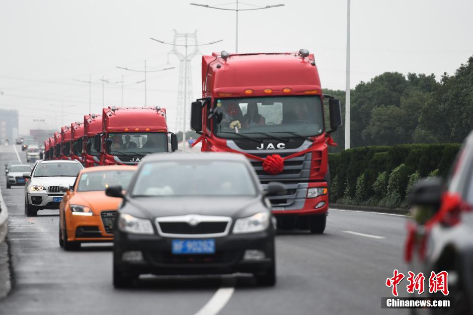 浙江現(xiàn)“霸氣”婚車隊 一輛勞斯萊斯引領(lǐng)八輛“大卡”