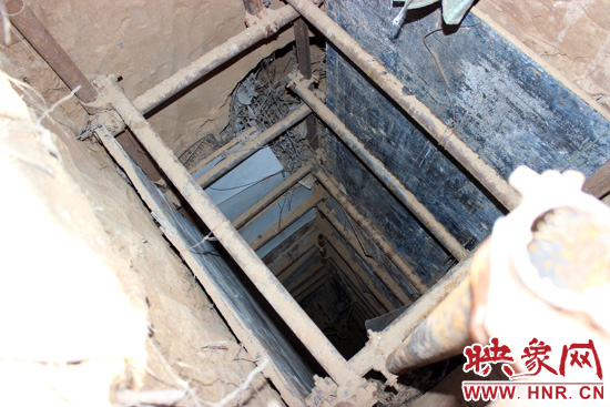 走上叔齊墓的頂端，可以清晰看到兩個沒有填土的坑洞，洞內(nèi)的四周從上往下放置著腳手架，深不見底。