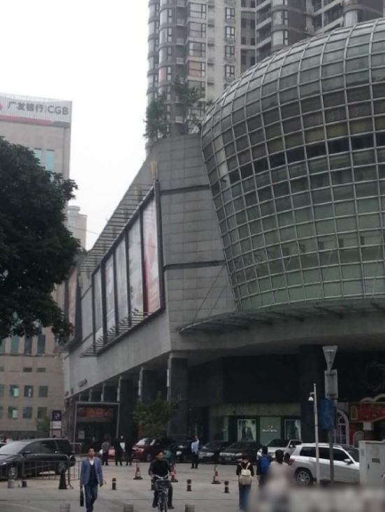 一輛停在停車位上的寶馬轎車，被墜落的樹枝砸中，樹枝徑直插入車內(nèi)，現(xiàn)場引發(fā)不少市民圍觀拍照。